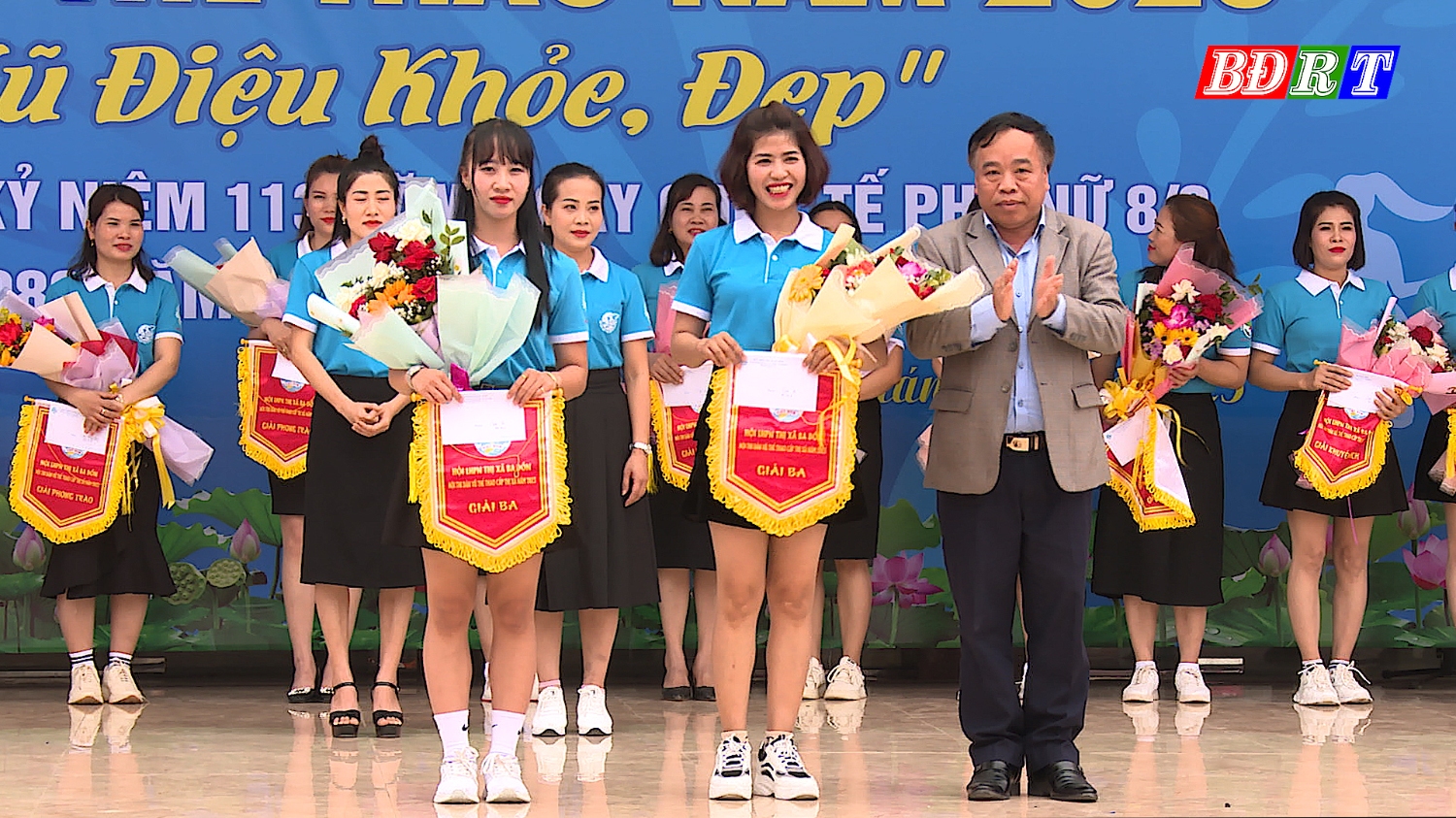 Đồng chí Mai Tất Thắng, Phó Chủ tịch HĐND thị xã trao giải ba cho các đội