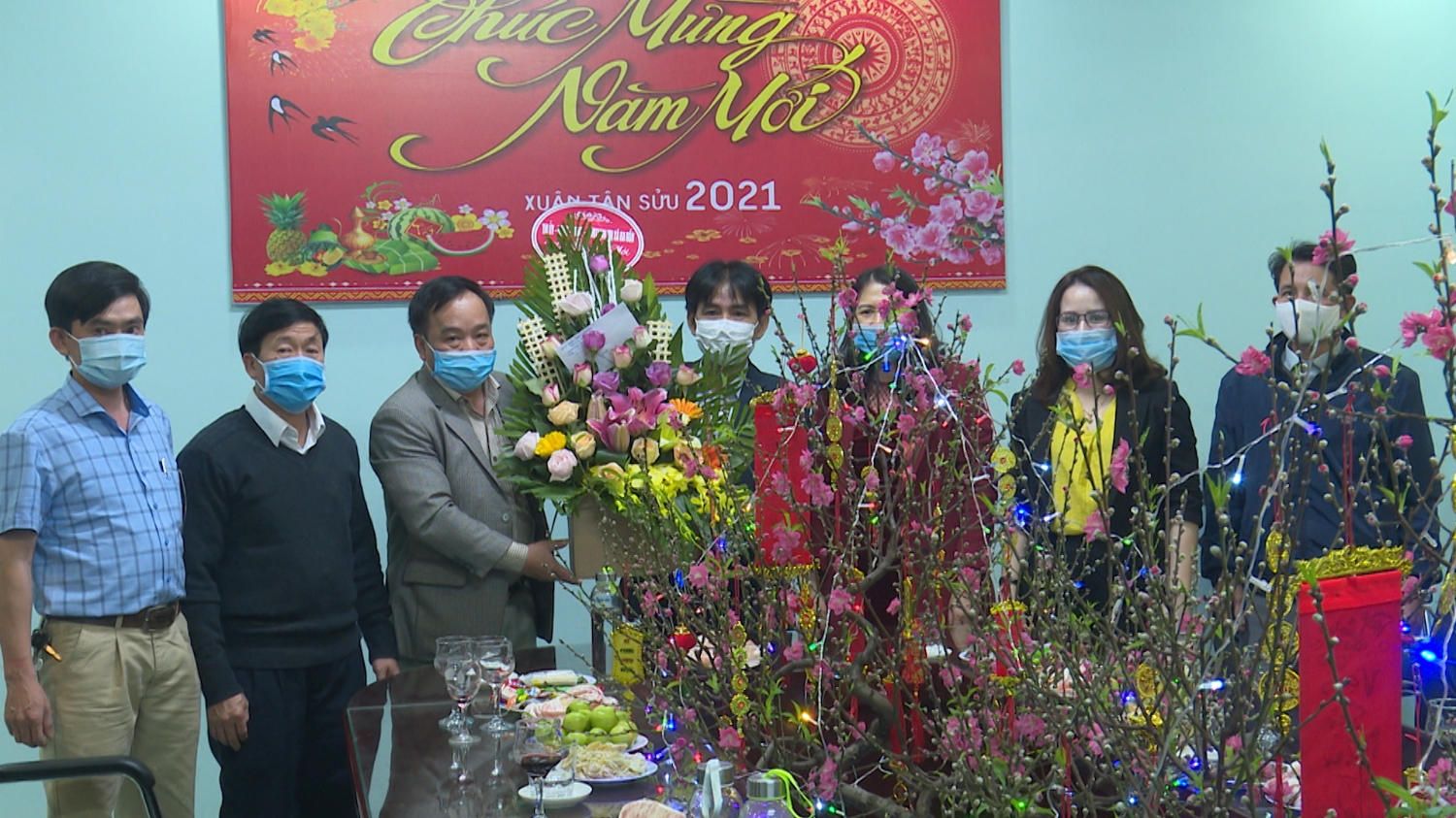 đồng chí Mai Tất Thắng– Phó Chủ tịch TT HĐND thị xã làm trưởng đoàn đến thăm và chúc tết tại Bệnh viện Đa Khoa khu vực Bắc Quảng Bình (1)