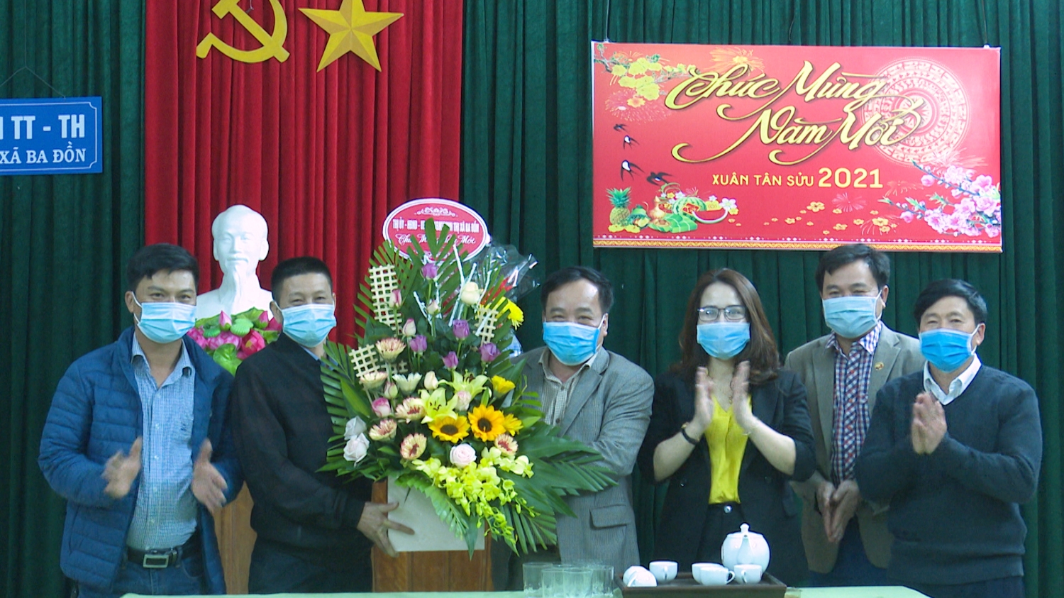 Đồng chí Mai Tất Thắng– Phó Chủ tịch TT HĐND thị xã thăm và chúc tết tại Đài TT-TH Ba Đồn.