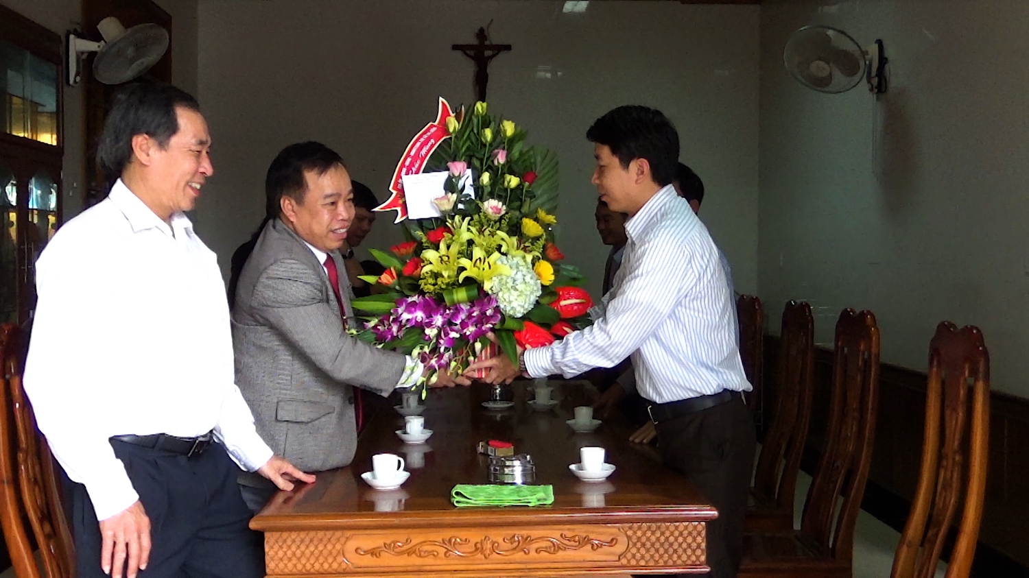 Đồng chí Mai Tất Thắng, ThUV, PCT UBND thị xã làm trưởng đoàn đã đi thăm và tặng quà tại giáo xứ Diên Trường, xã Quảng Sơn