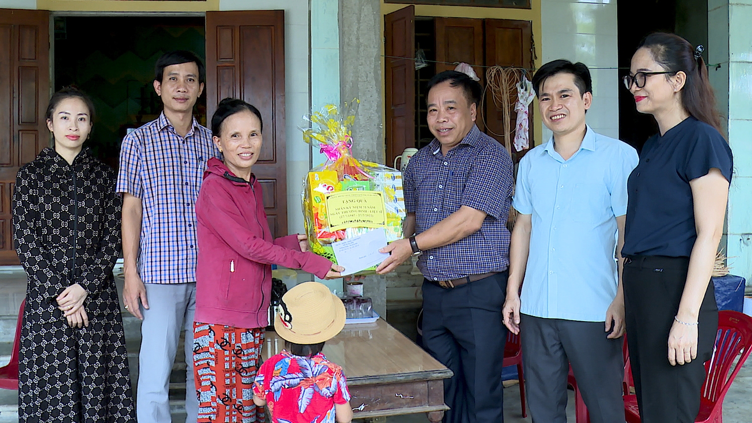 Đồng chí Mai Tất Thắng, UVTV thị ủy, Phó Chủ tịch HĐND thị xã thăm, tặng quà bà Trần Thị Khương.