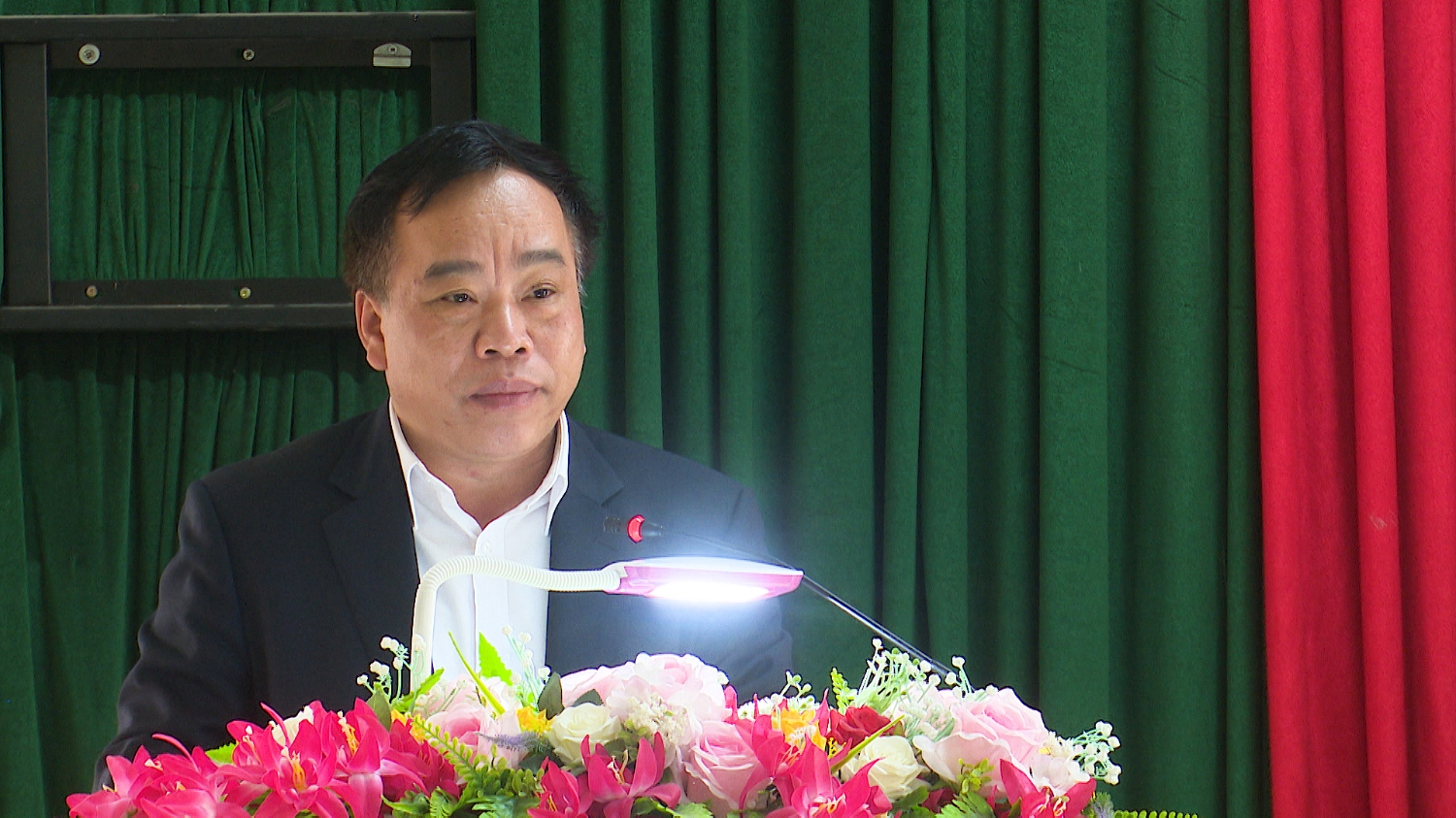 Đồng chí Mai Tất Thắng UVTV, Phó Chủ tịch HĐND thị xã phát biểu tại hội nghị