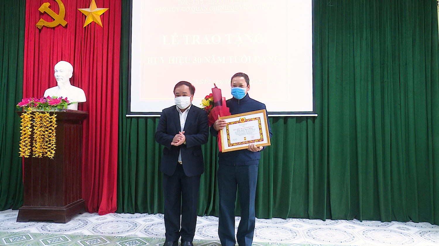 Đồng chí Mai Tất Thắng UVTV, Phó Chủ tịch HĐND thị xã trao tặng huy hiệu 30 năm tuổi Đảng cho đảng viên Hoàng Trọng Vượng Đảng viên thuộc Chi bộ Ban Quản lý các công trình công cộng thị xã