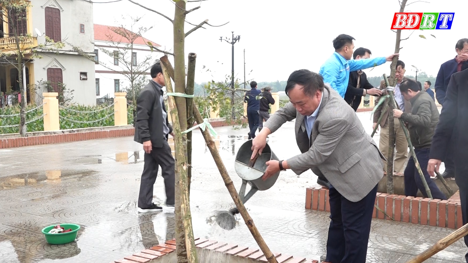đồng chí Mai Tất Thắng UVTV Thị ủy PCT HĐND thị xã tham gia Tết trồng cây