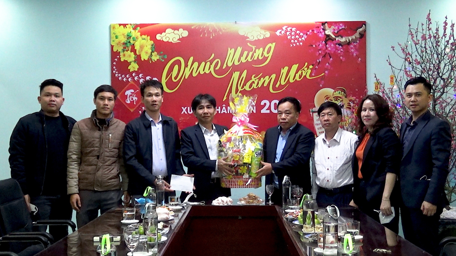 Đồng chí Mai Tất Thắng, UVTV Thị ủy, Phó Chủ tịch HĐND thị xã thăm hỏi và tặng quà tại Bệnh viện Đa Khoa khu vực Bắc Quảng Bình