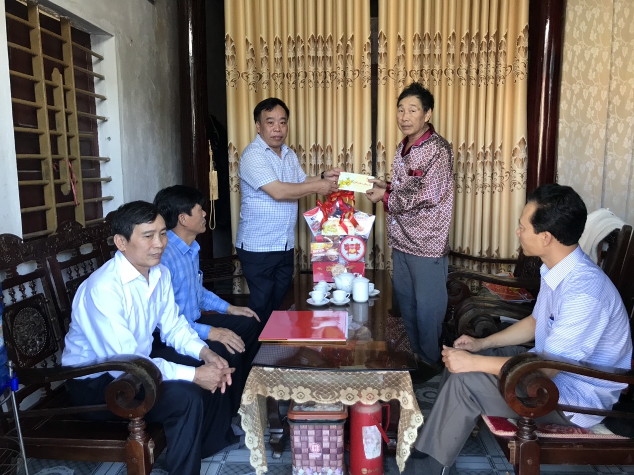 Đồng chí Phó Chủ tịch HĐND thị xã thăm, tặng quà gia đình chính sách nhân dịp Tết nguyên đán 2023.