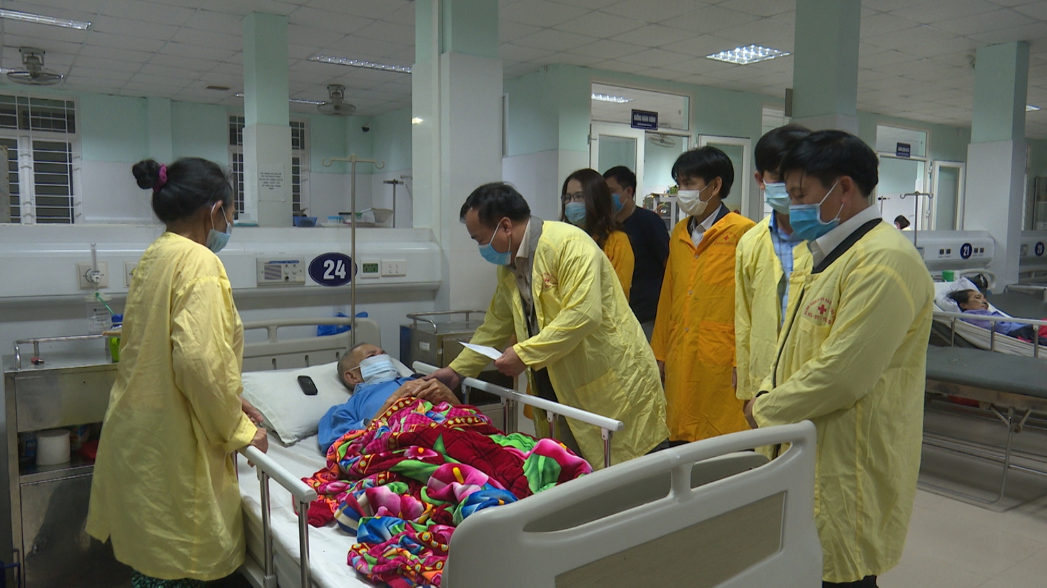 đồng chí Mai Tất Thắng Phó Chủ tịch TT HĐND thị xã cũng đã đến thăm hỏi và chúc Tết các bệnh nhân đang điều trị bệnh viện