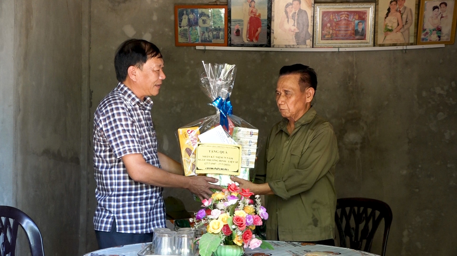 Đồng chí Chủ tịch UBMTTQVN thị xã thăm, tặng quà cho bệnh binh Nguyễn Hữu Ái (hôn Nam Thủy, xã Quảng Thủy)