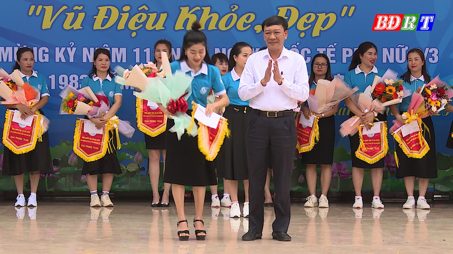 Đồng chí Nguyễn An Bình, Chủ tịch UBMTTQVN thị xã trao giải nhì cho các đội
