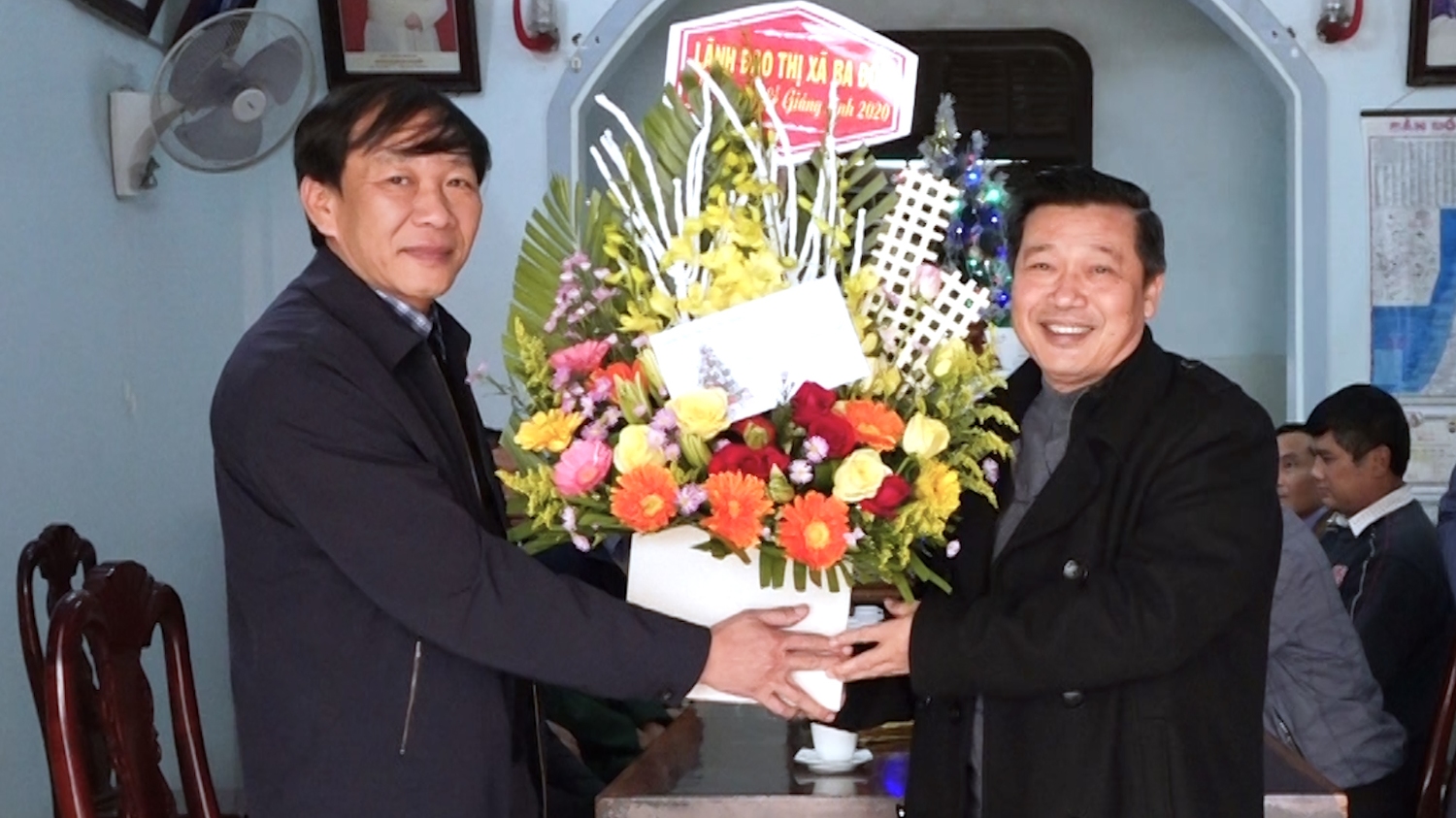 Đồng chí Nguyễn An Bình, Chủ tịch Uỷ ban MTTQ Việt Nam thị xã thăm và tặng quà giáo xứ Tân Mỹ, phường Quảng Phúc.