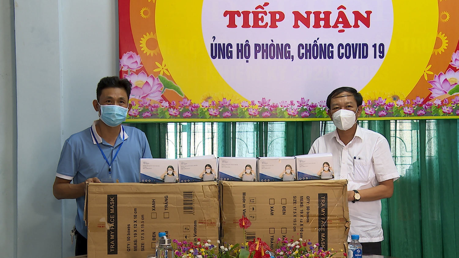 Đồng chí Nguyễn An Bình- UVTV thị ủy, Chủ tịch Ủy ban MTTQ VN thị xã Ba Đồn tặng 10.000 khẩu trang y tế cho phường Quảng Thọ.