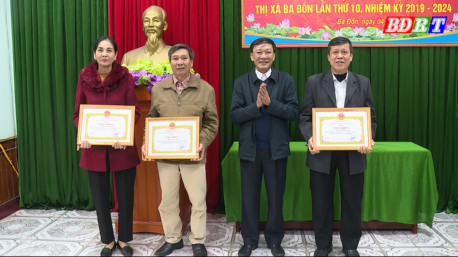 Đồng chí Nguyễn An Bình, UVTV, Chủ tịch UBMTTQVN thị xã tặng giấy khen cho các cá nhân có thành tích xuất sắc trong công tác Mặt trận năm 2022