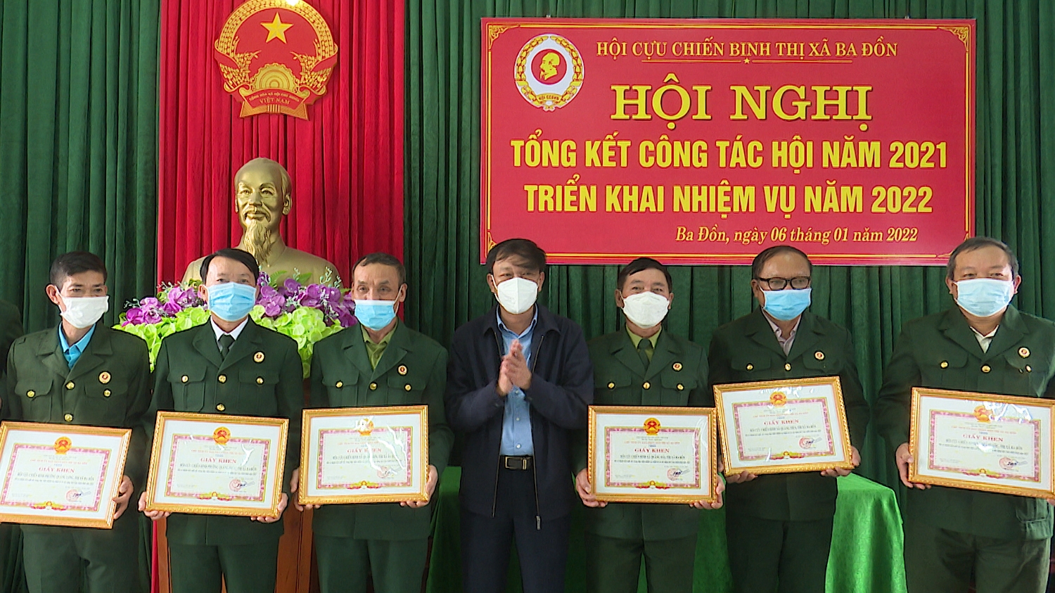 Đồng chí Nguyễn An Bình UVTV Chủ tịch UBMTTQVN thị xã trao giấy khen cho các cá nhân, tập thể có thành tích xuất sắc trong phong trào hội