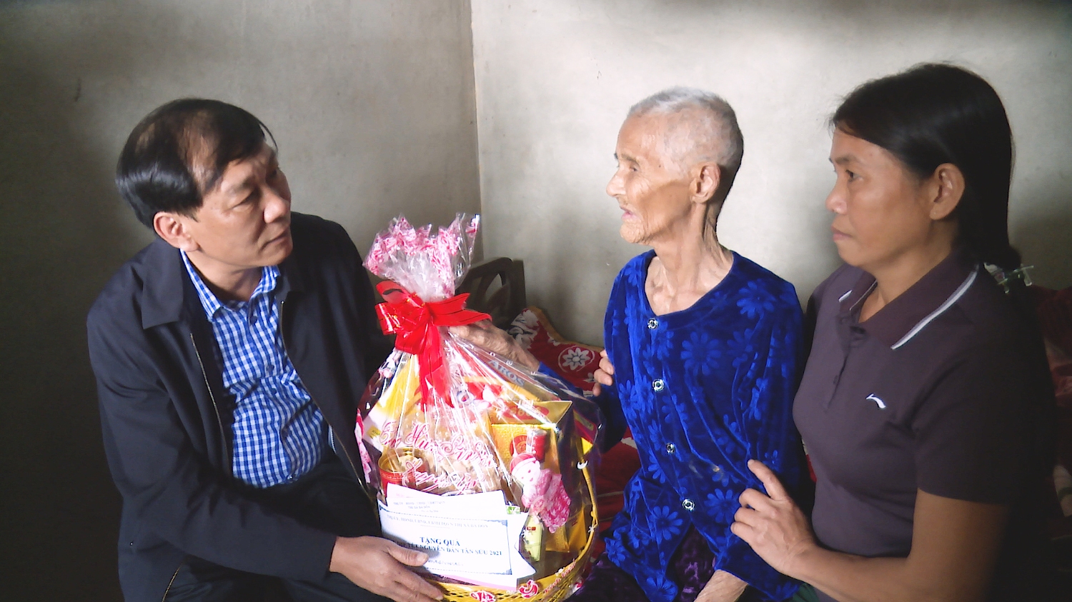 Đồng chí Nguyễn An Bình- UVTV Thị ủy, Chủ tịch UBMT thị xã thăm, tặng quà Tết cho bà Phan Thị Dét, bà mẹ VNAH, thôn Đông Bắc, xã Quảng Thuỷ