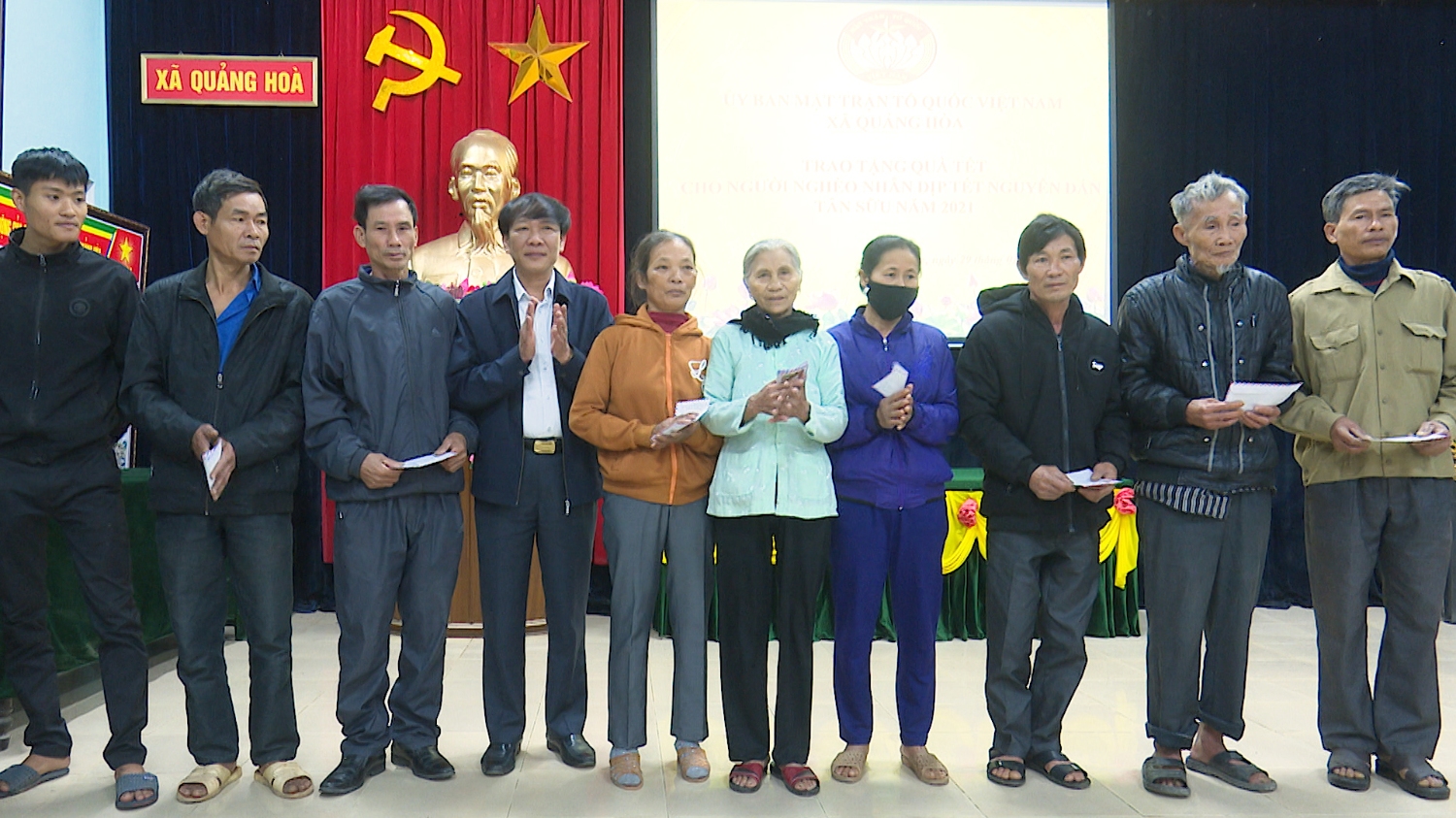Đồng chí Nguyễn An Bình- UVTV Thị ủy, Chủ tịch UBMTTQVN thị xã trao quà cho các hộ nghèo tại xã Quảng Hòa.