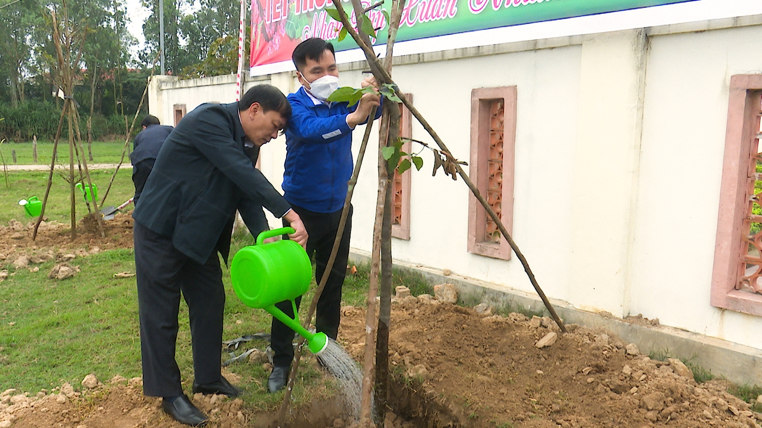 Đồng chí Nguyễn An Bình UVTV Thị ủy, Chủ tịch UBMTTQVN thị xãtrồng cây đầu xuân tại Nghĩa trang liệt sỹ xã Quảng Hải