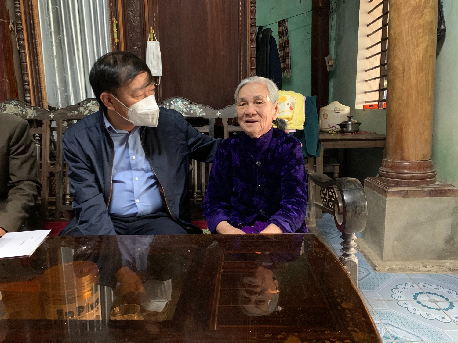 Đồng chí Nguyễn An Bình- UVTV Thị ủy, Chủ tịch Ủy ban MTTQVN thị xã thăm, tặng quà Tết cho gia đình chính sách tại xã Quảng Lộc.