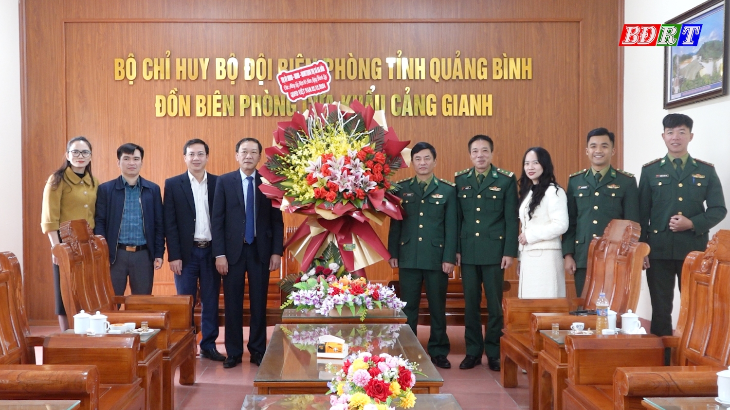 Đồng chí Nguyễn An Bình UVTV Thị ủy Phó Chủ tịch HĐND thị xã Ba Đồn tặng hoa chúc mừng Đồn Biên phòng Cửa khẩu Cảng Gianh