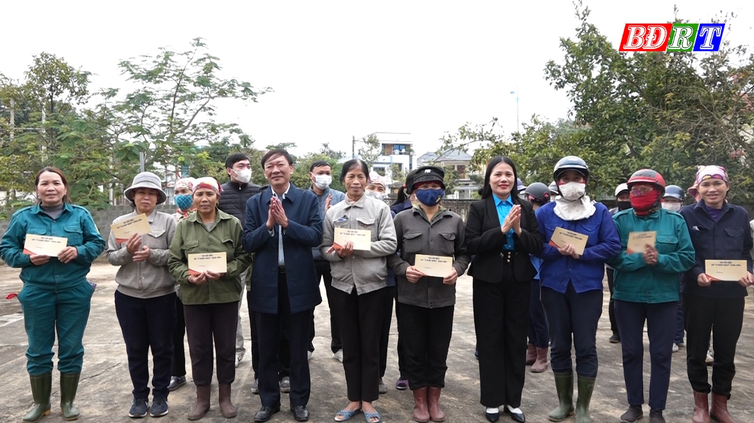 Đồng chí Nguyễn An Bình- UVTV Thị ủy, Chủ tịch UBMMTQVN thị xã tặng quà cho các đoàn viên có hoàn cảnh khó khăn.