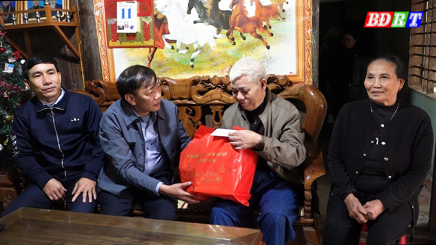 Đồng chí Nguyễn An Bình UVTV Thị ủy Chủ tịch UBMTTQVN thị xã trao tặng quà cho hộ gia đình có hoàn cảnh khó khăn