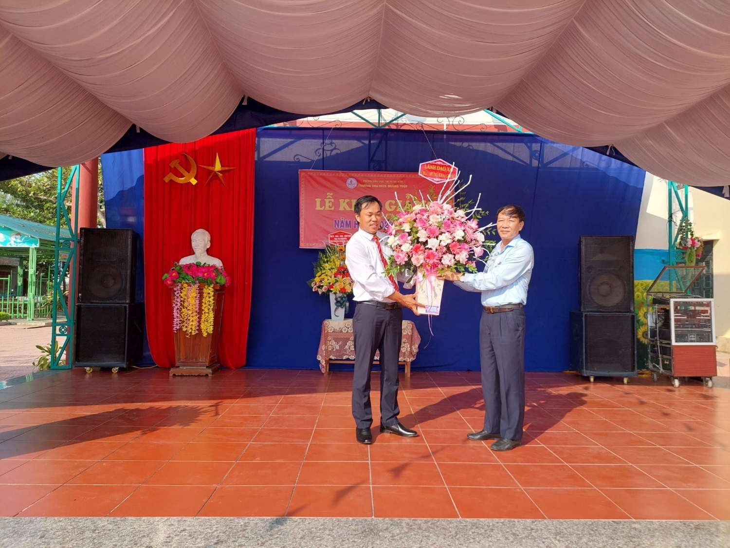 Đồng chí Nguyễn An Bình- UVTV thị ủy, Chủ tịch UBMTTQVN thị xã Ba Đồn dự lễ khai giảng năm học mới tại trường TH & THCS Quảng Thủy.