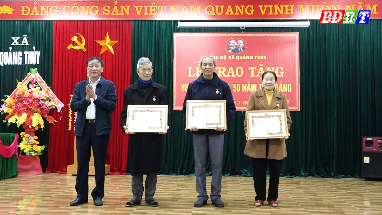 Đồng chí Nguyễn An Bình UVTV, Chủ tịch UBMTTQVN thị xã trao tặng huy hiệu 75 năm tuổi Đảng cho các đảng viên 55, 50 tuổi Đảng