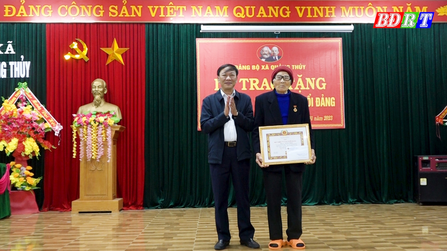 Đồng chí Nguyễn An Bình UVTV, Chủ tịch UBMTTQVN thị xã trao tặng huy hiệu 75 năm tuổi Đảng cho đảng viên Nguyễn Thoại