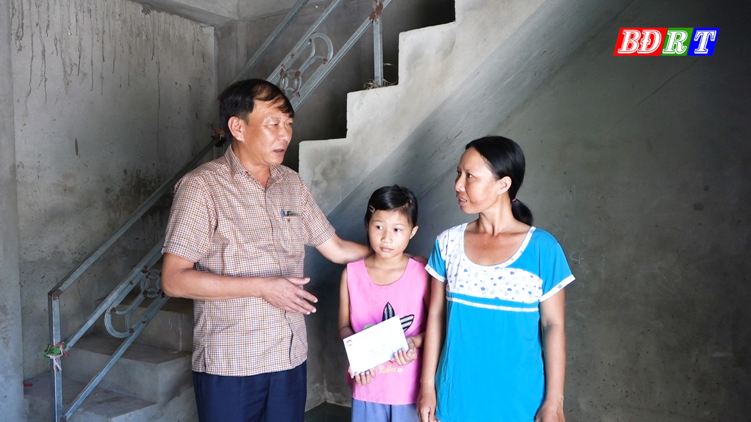 Đồng chí Nguyễn An Bình UVTV, CT UBMTTQVN thị xã trao kinh phí hỗ trợ theo chương trình Mẹ đỡ đầu Kết nối yêu thương cho trẻ em mồ côi, có hoàn cảnh khó khăn tại xã Quảng Thủy