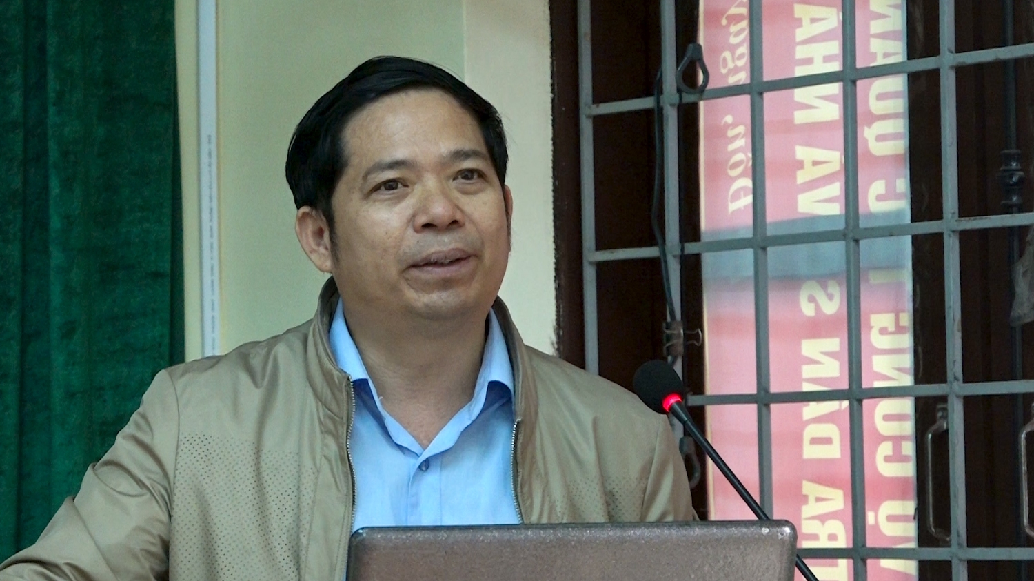 Đồng chí Nguyễn Văn Ninh Phó Chủ tịch UBND thị xã Trưởng Ban Chỉ đạo Tổng điều tra kinh tế thị xã phát biểu tại hội nghị