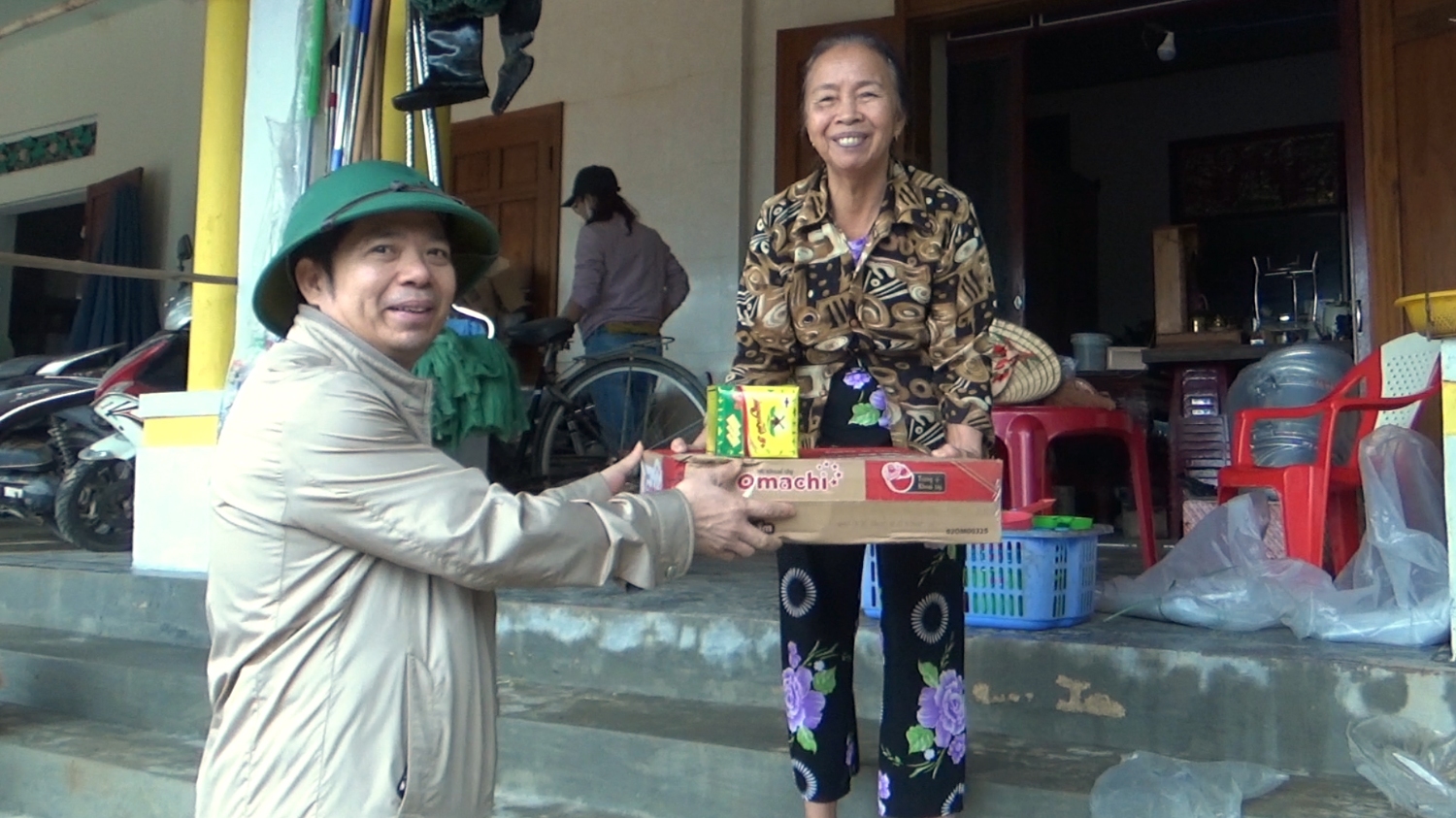 Đồng chí Nguyễn Văn Ninh tặng quà hỗ trợ người dân sau lũ