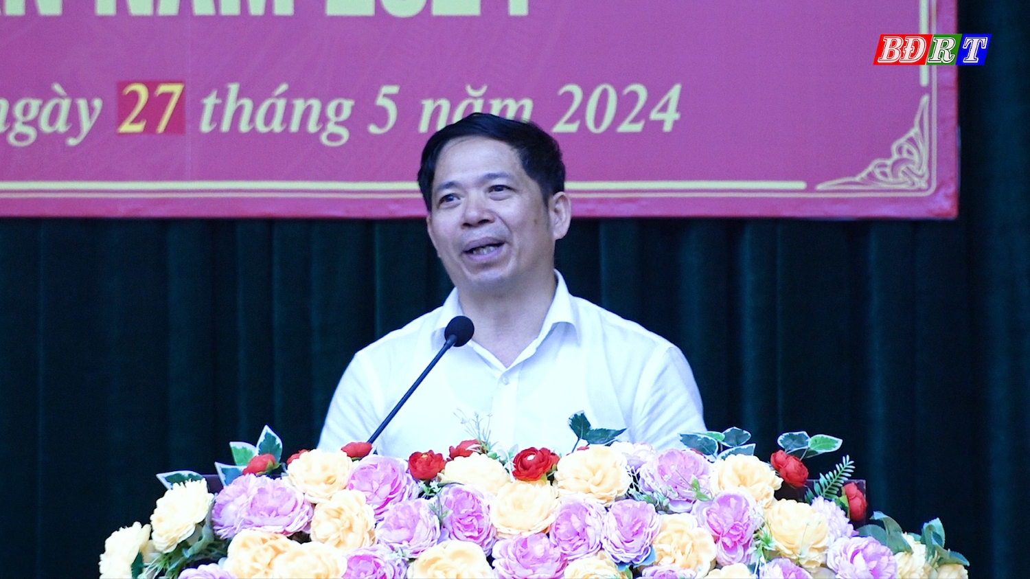 Đồng chí Nguyễn Văn Ninh ThUV Phó Chủ tịch UBND thị xã phát biểu tại hội nghị