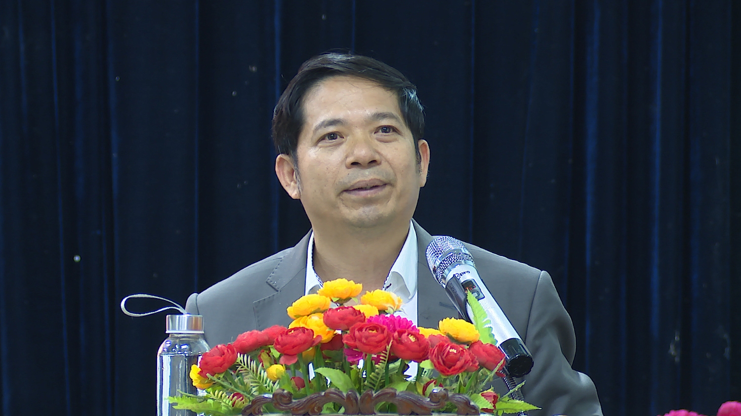 Đồng chí Nguyễn Văn Ninh PCT UBND thị xã phát biểu tại hội nghị