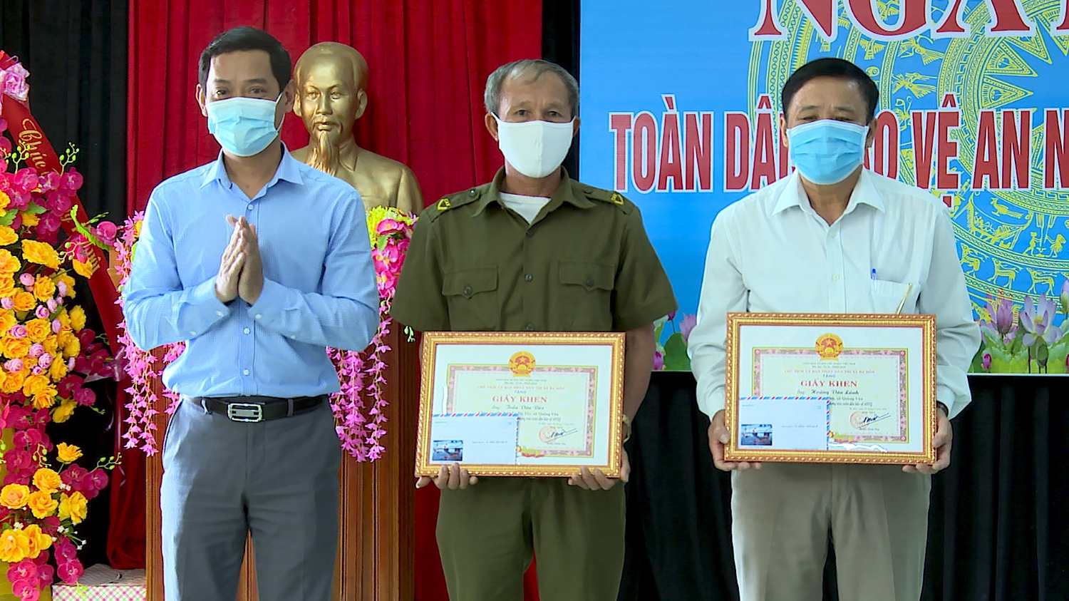 Đồng chí Nguyễn Văn Tình, Phó Chủ tịch UBND thị xã tặng giấy khen cho 3 cá nhân có thành tich trong thực hiện phong trào toàn dân bảo vệ ANTQ
