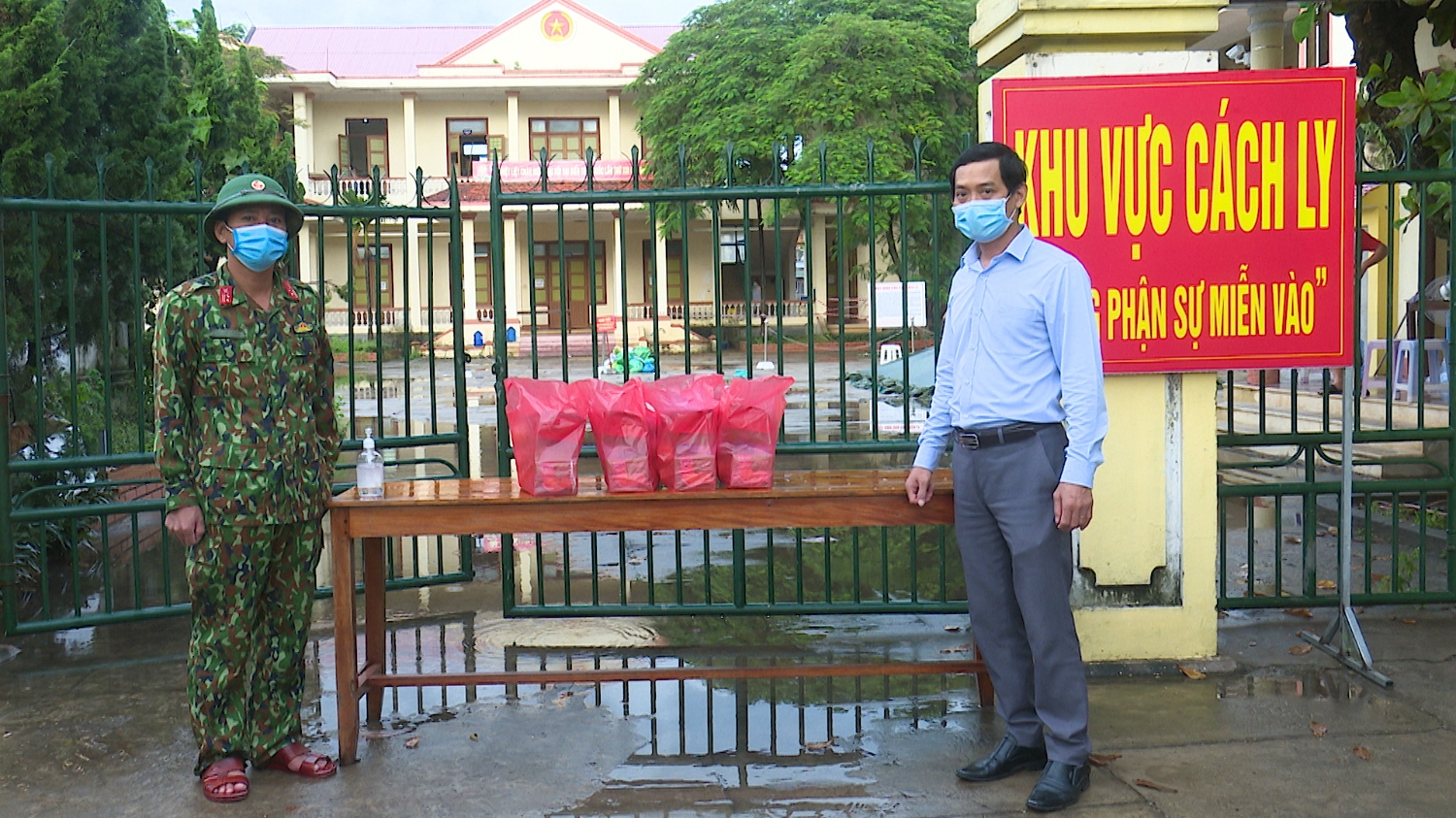 Đồng chí Nguyễn Văn Tình- Phó Chủ tịch UBND thị xã tặng quà trung thu cho các em thiếu nhi trong khu cách ly tập trung tại BCH Quân sự cũ.