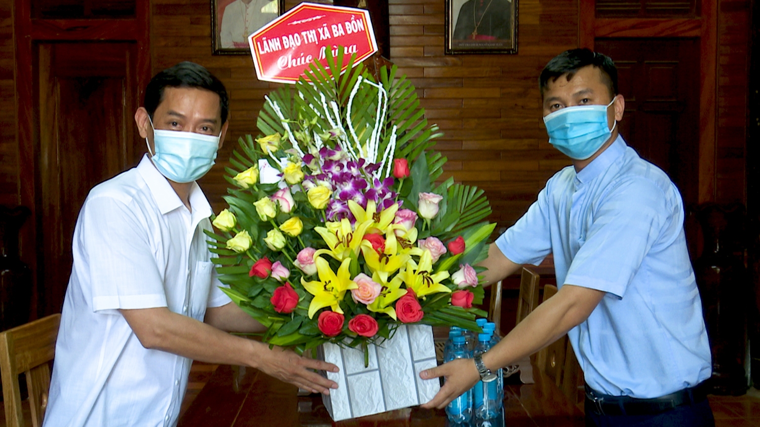 Đồng chí Nguyễn Văn Tình- Phó Chủ tịch UBND thị xã thăm giáo xứ Vĩnh Phước, xã Quảng Lộc.