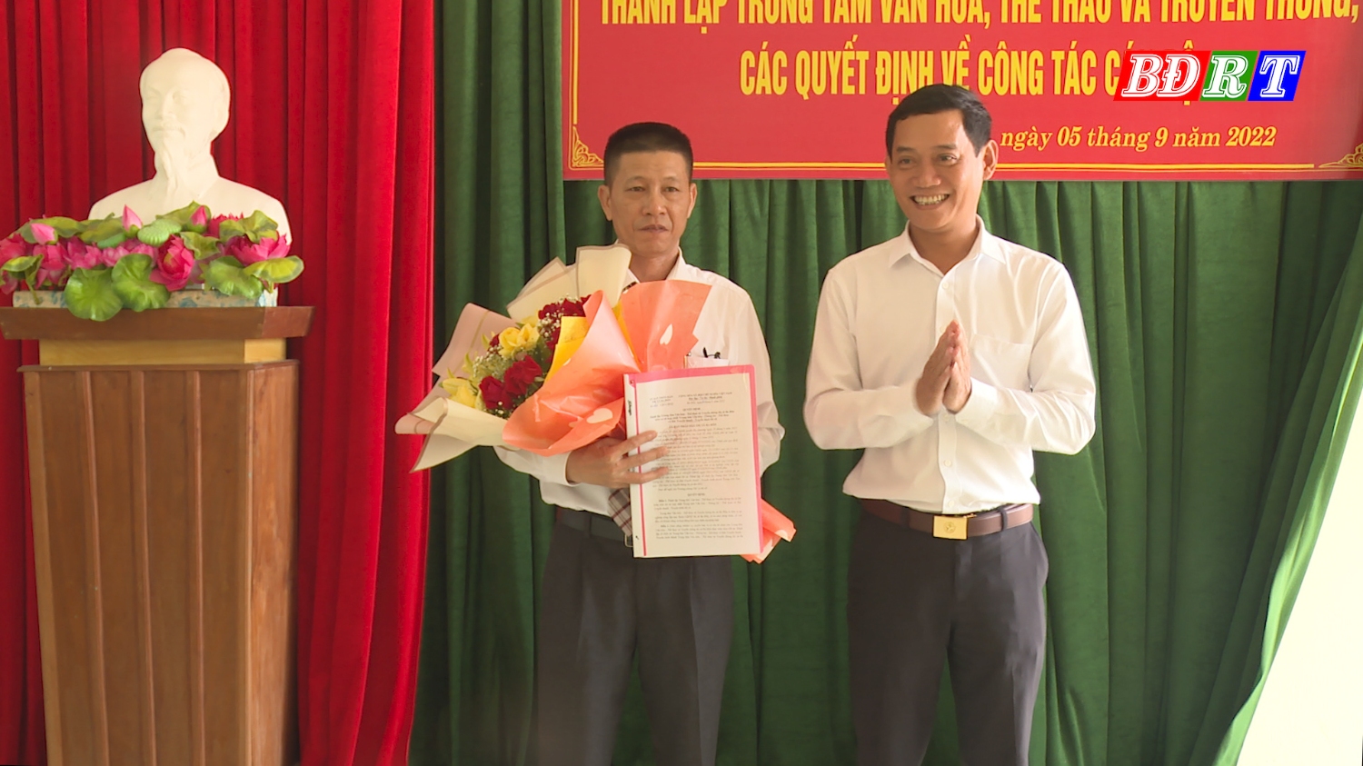 Đồng chí Nguyễn Văn Tình – Phó chủ tịch UBND thị xã trao quyết định thành lập Trung tâm Văn hóa Thể thao và Truyền thông thị xã