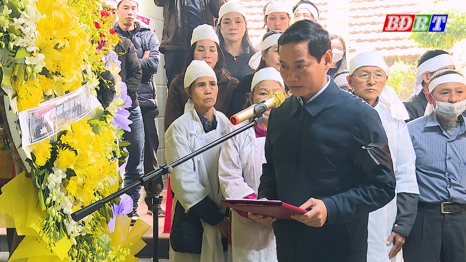 Đồng chí Nguyễn Văn Tình, Phó Chủ tịch UBND thị xã, Trưởng Ban tổ chức Tang lễ chủ trì Lễ truy điệu