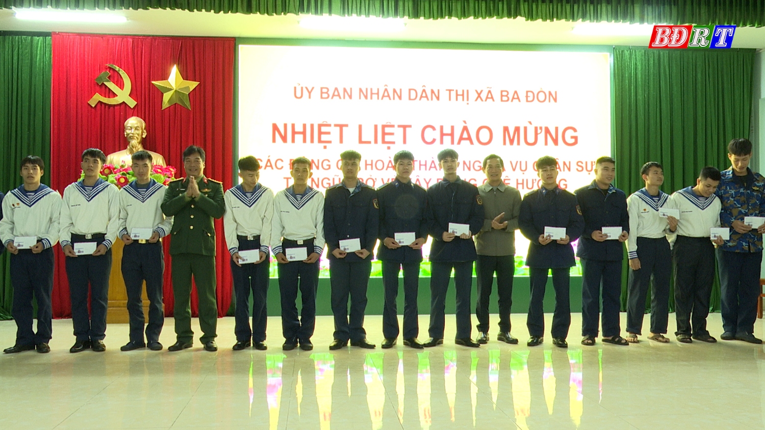 Đồng chí Nguyễn Văn Tình, Phó Chủ tịch UBND thị xã và Thượng tá Lê Thanh Bình UVTV, Chỉ huy trưởng Ban CHQS thị xã tặng quà cho các quân nhân