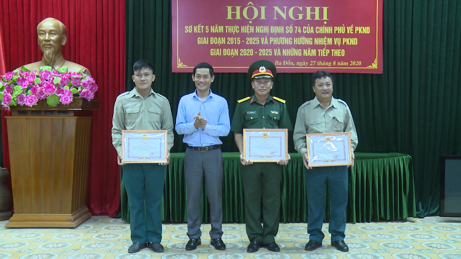 Đồng chí Nguyễn Văn Tình tặng giấy khen cho 4 cá nhân có thành tích xuất sắc trong công tác PKND giai đoạn 2015 2020