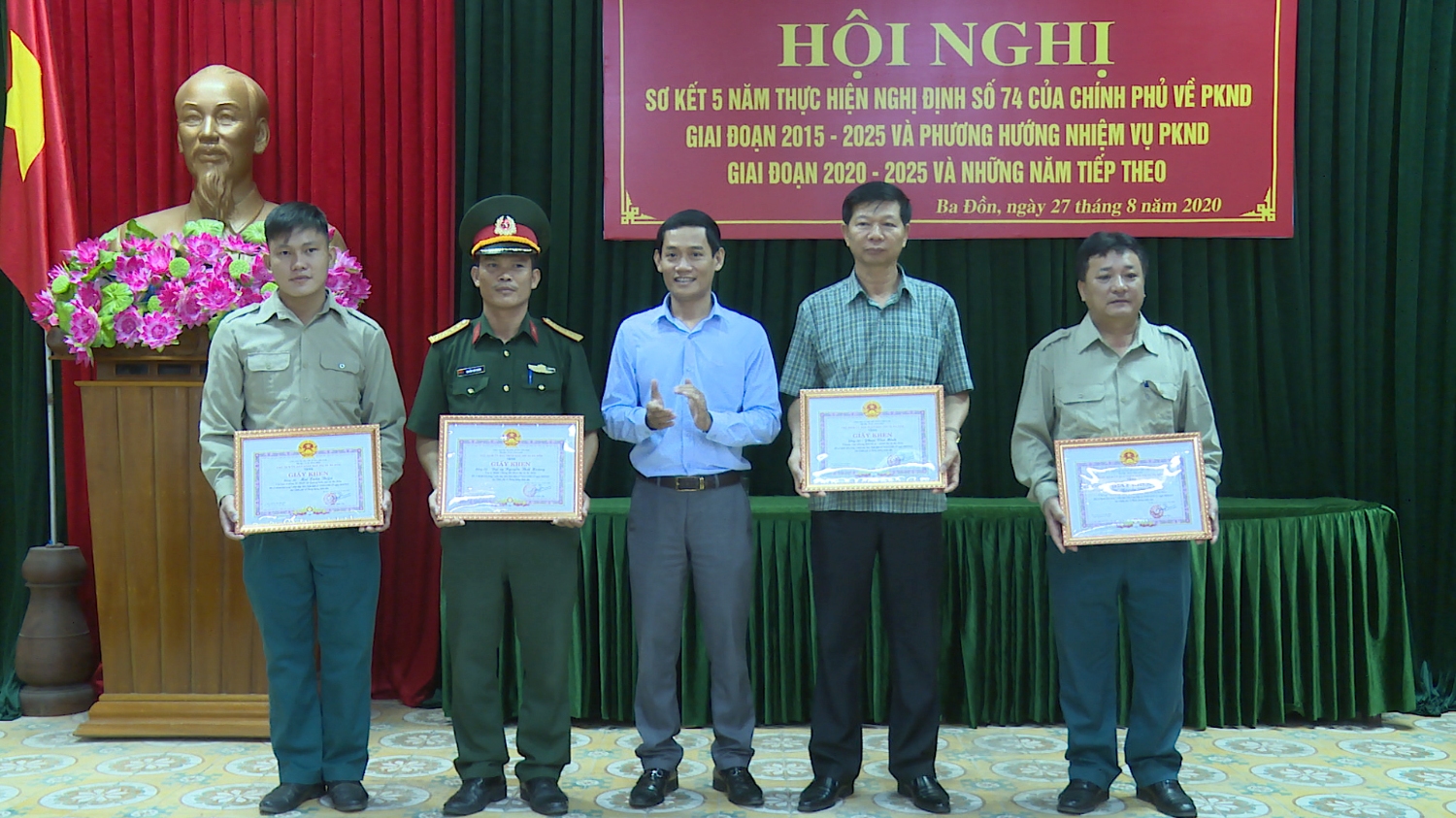 Đồng chí Nguyễn Văn Tình tặng giấy khen cho 6 tập thể có thành tích xuất sắc trong công tác PKND giai đoạn 2015 2020