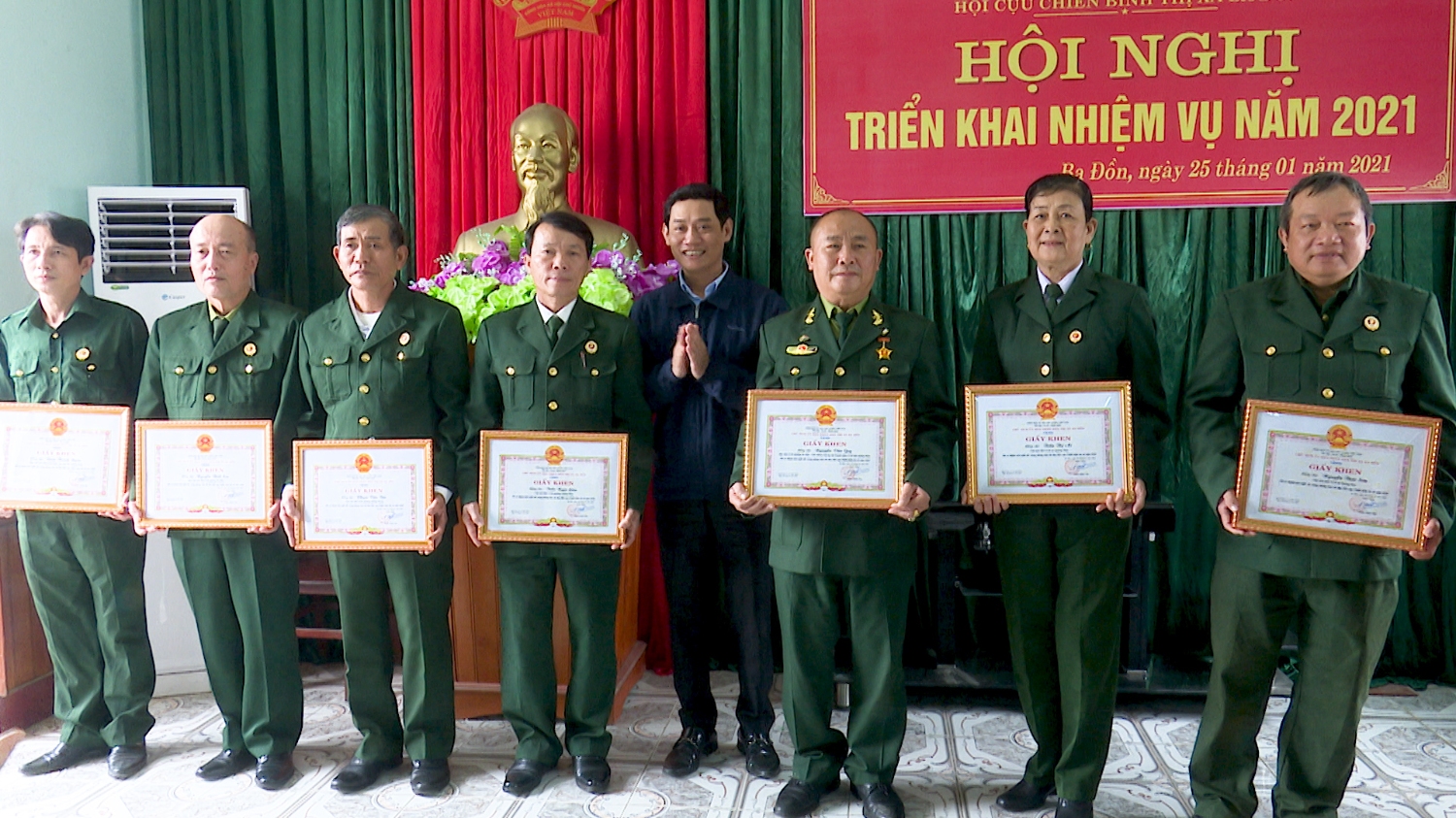 Đồng chí Nguyễn Văn Tình tặng giấy khen của UBND thị xã cho các cá nhân CCB có thành tích xuất sắc trong phong trào thi đua năm 2020