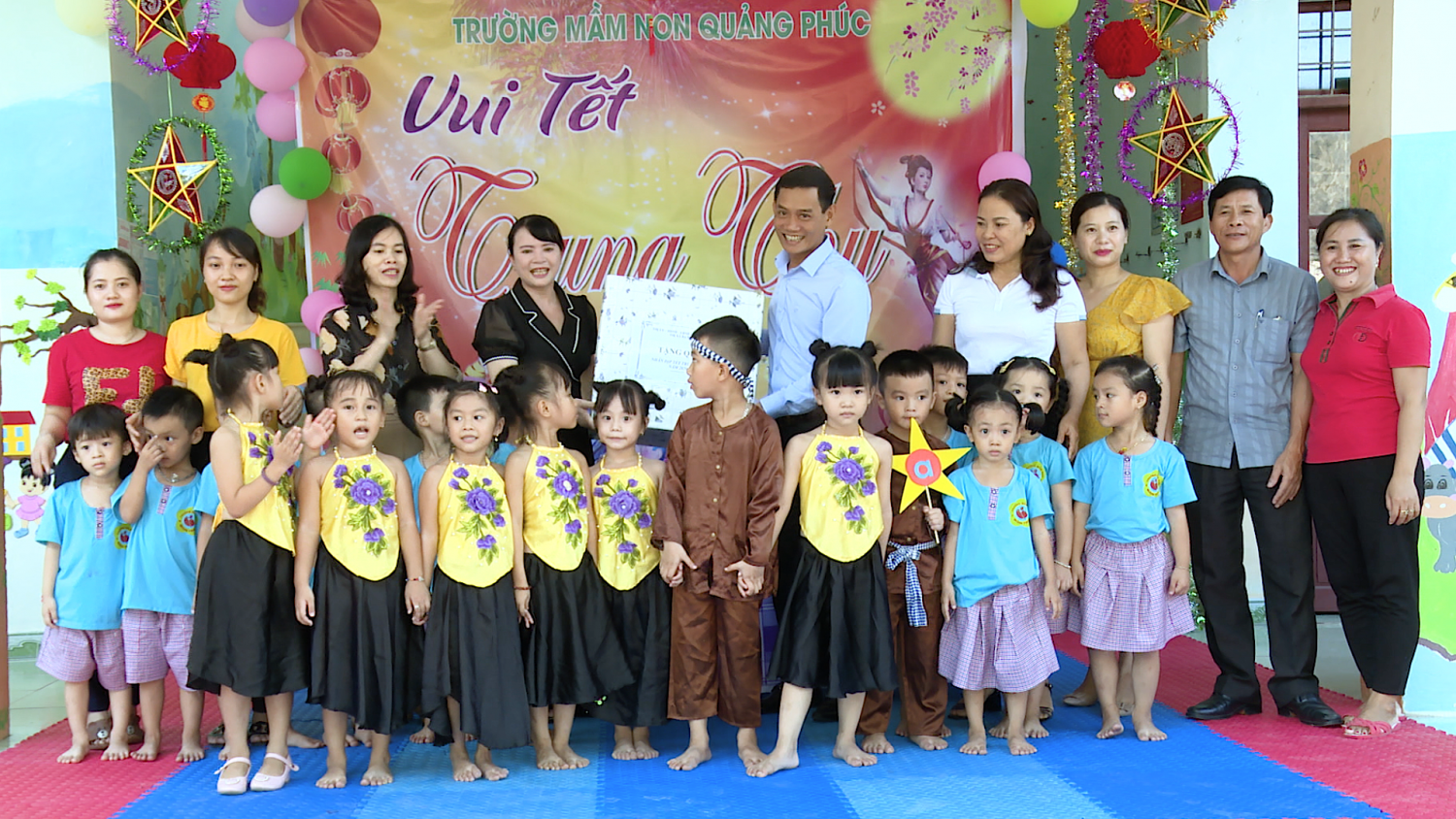 Đồng chí Nguyễn Văn Tình- Phó Chủ tịch UBND thị xã tặng quà tại Trường Mầm non Quảng Phúc.