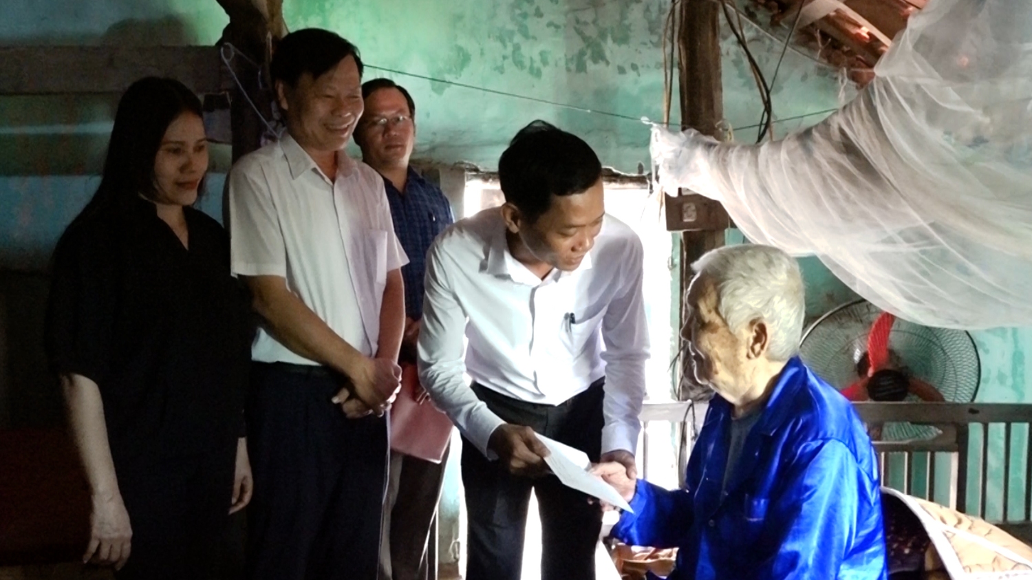 Đồng chí Nguyễn Văn Tình- Phó Chủ tịch UBND thị xã thăm, tặng quà người cao tuổi.