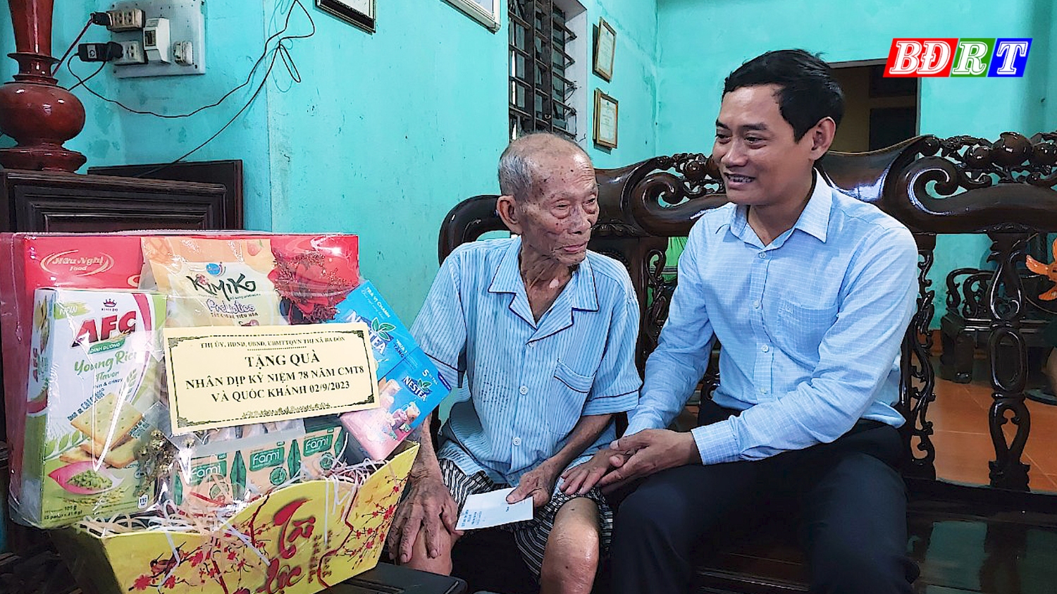 Đồng chí Nguyễn Văn Tình thăm và tặng quà cho ông Trần Tình