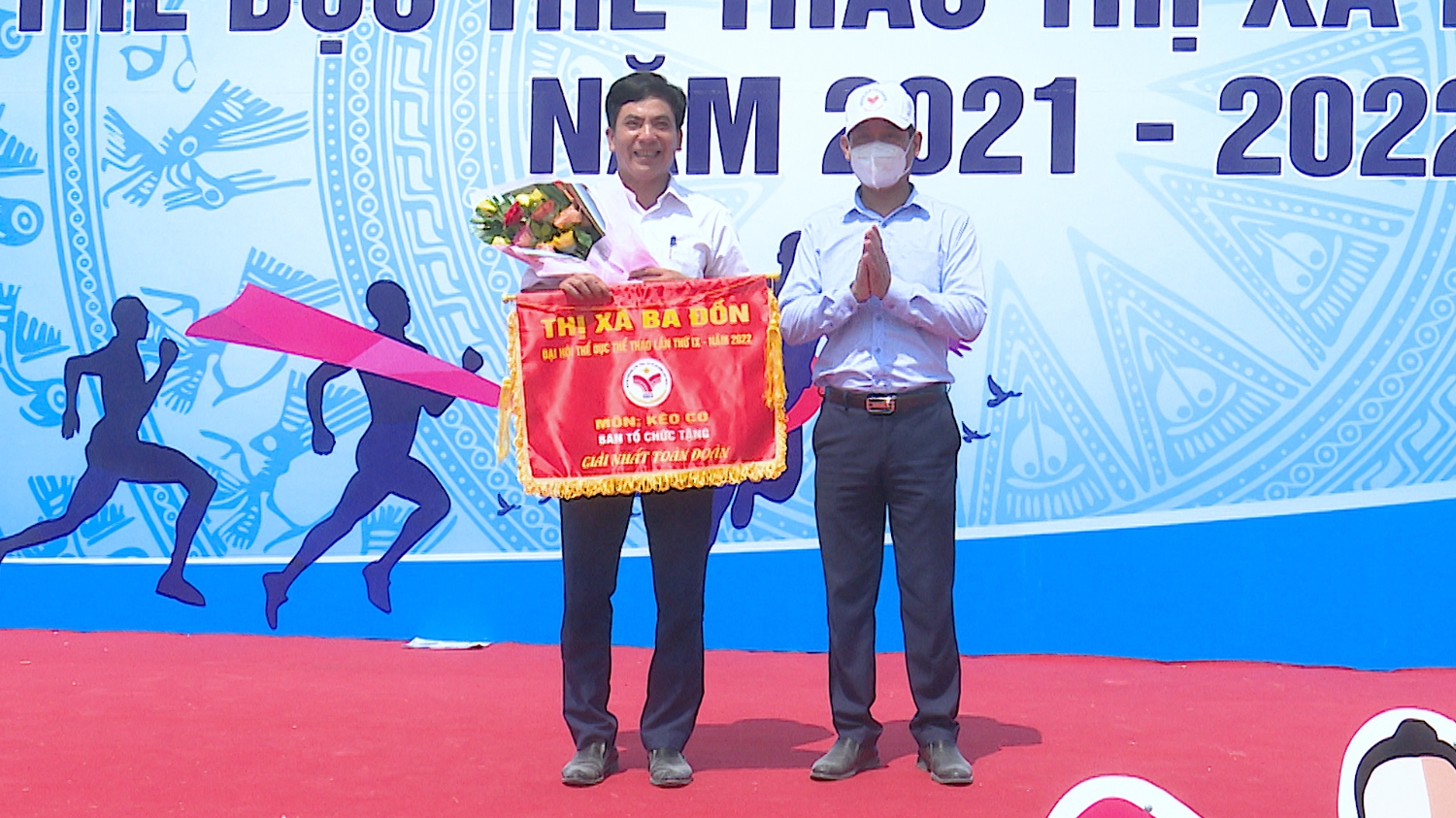 Đồng chí Nguyễn Văn Tình, Thị ủy viên, PCT UBND thị xã trao giải nhất toàn đoàn kéo co cho phường Quảng Long