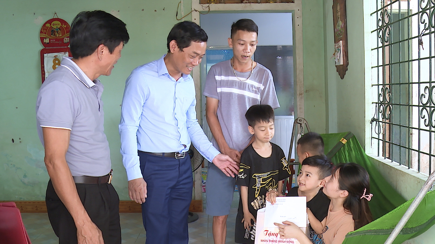 Đồng chí Nguyễn Văn Tình- Phó Chủ tịch UBND thị xã Ba Đồn thăm, tặng quà emTrần Hoàng Gia, ở TDP Tiền Phong, phường Quảng Long.