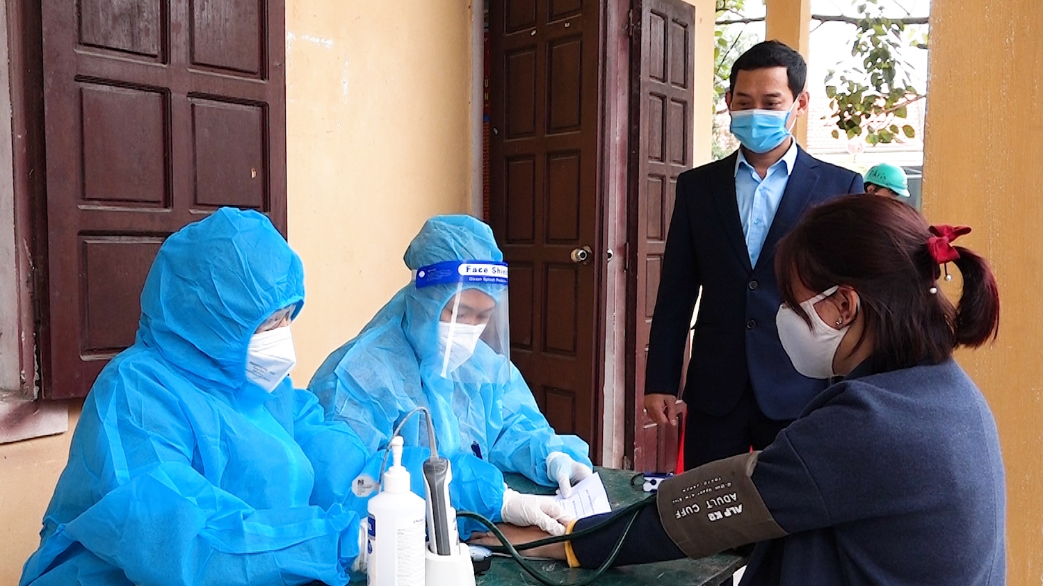 Đồng chí Nguyễn Văn Tình Thị ủy viên, Phó chủ tịch UBND thị xã kiểm tra tại điểm tiêm vắc xin tại phường Quảng Thuận, thị xã Ba Đồn