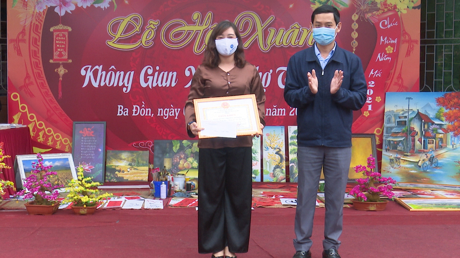 Đồng chí Nguyễn Văn Tình ThU, Phó Chủ tịch UBND thị xã trao giải nhất cho gian hàng phường Ba Đồn
