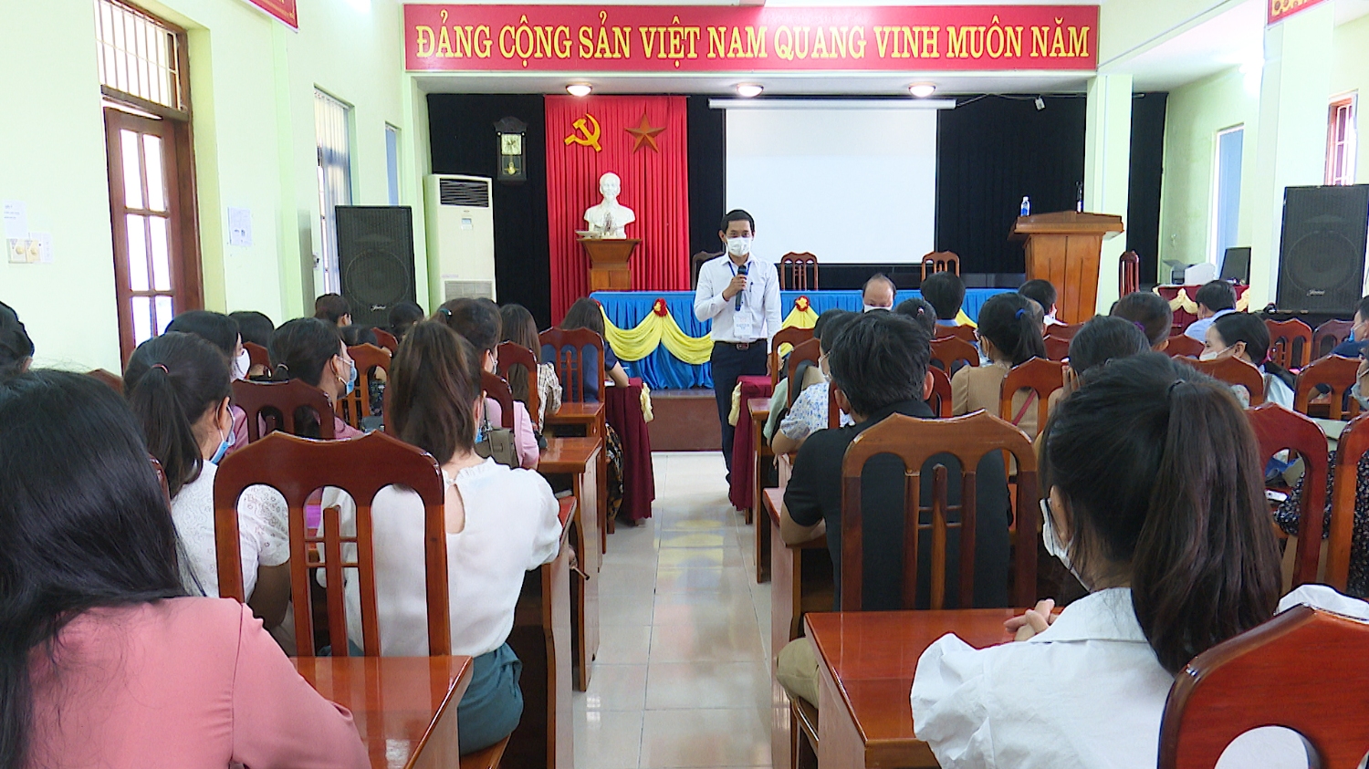 Đồng chí Nguyễn Văn Tình- ThUV, Phó Chủ tịch UBND thị xã Ba Đồn, Thành viên BCĐ tuyển sinh lớp 10 tỉnh Quảng Bình đã đến thăm, kểm tra tại Hội đồng thi trường THPT Lương Thế Vinh.