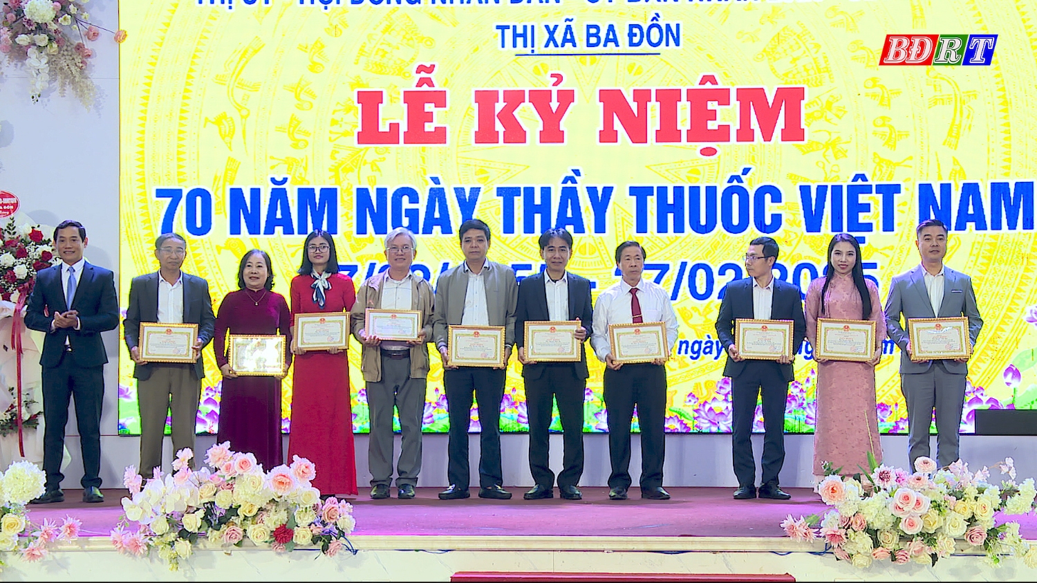 Đồng chí Nguyễn Văn Tình ThUV, Phó Chủ tịch UBND thị xã tặng giấy khen cho 11 cá nhân có thành tích xuất sắc trong công tác bảo vệ, chăm sóc và nâng cao sức khỏe nhân dân